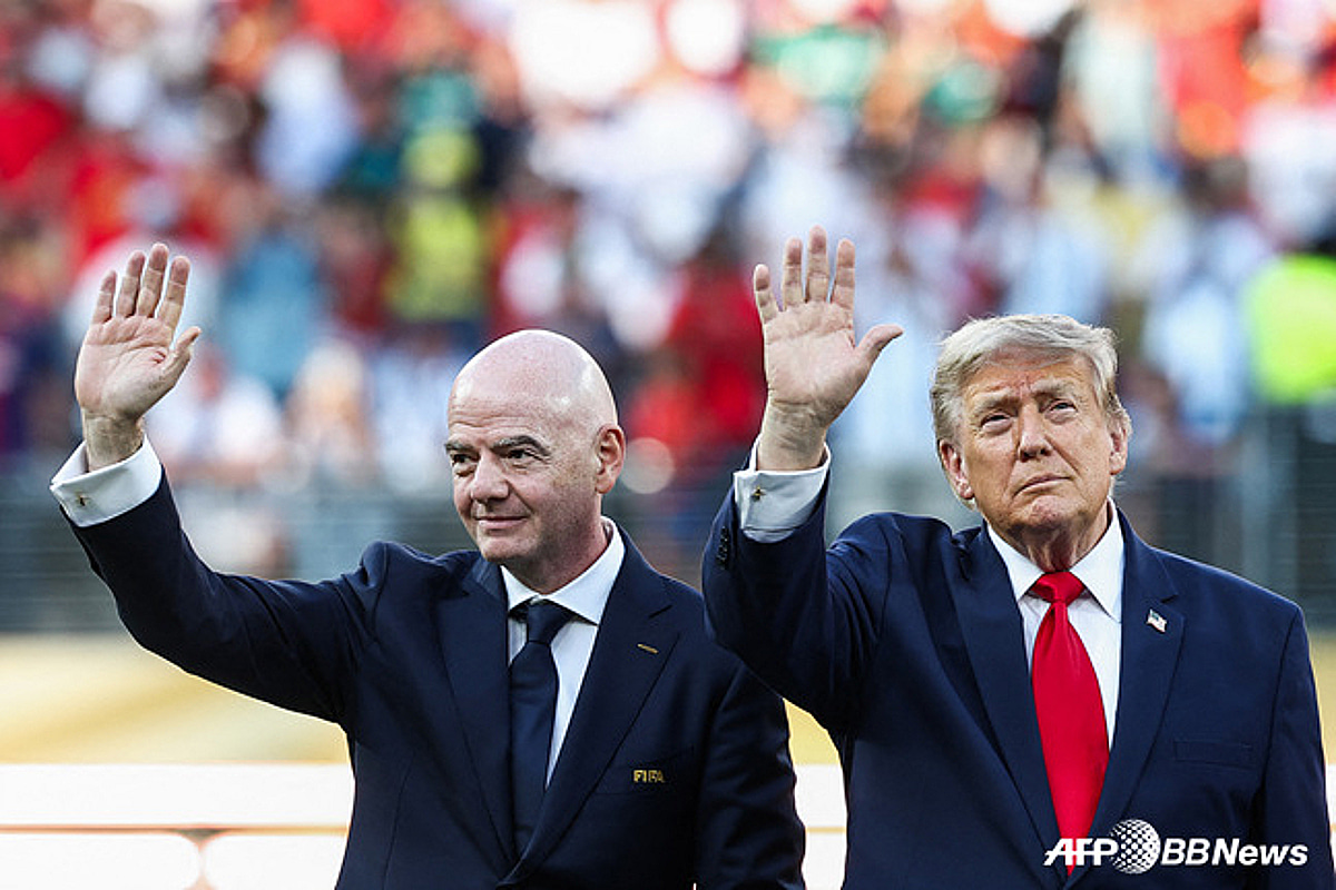트럼프 등장하자 야유 '84데시벨 폭증'... 우승 무대 '센터 욕심'→결국 FIFA 회장이 끌고 나갔다