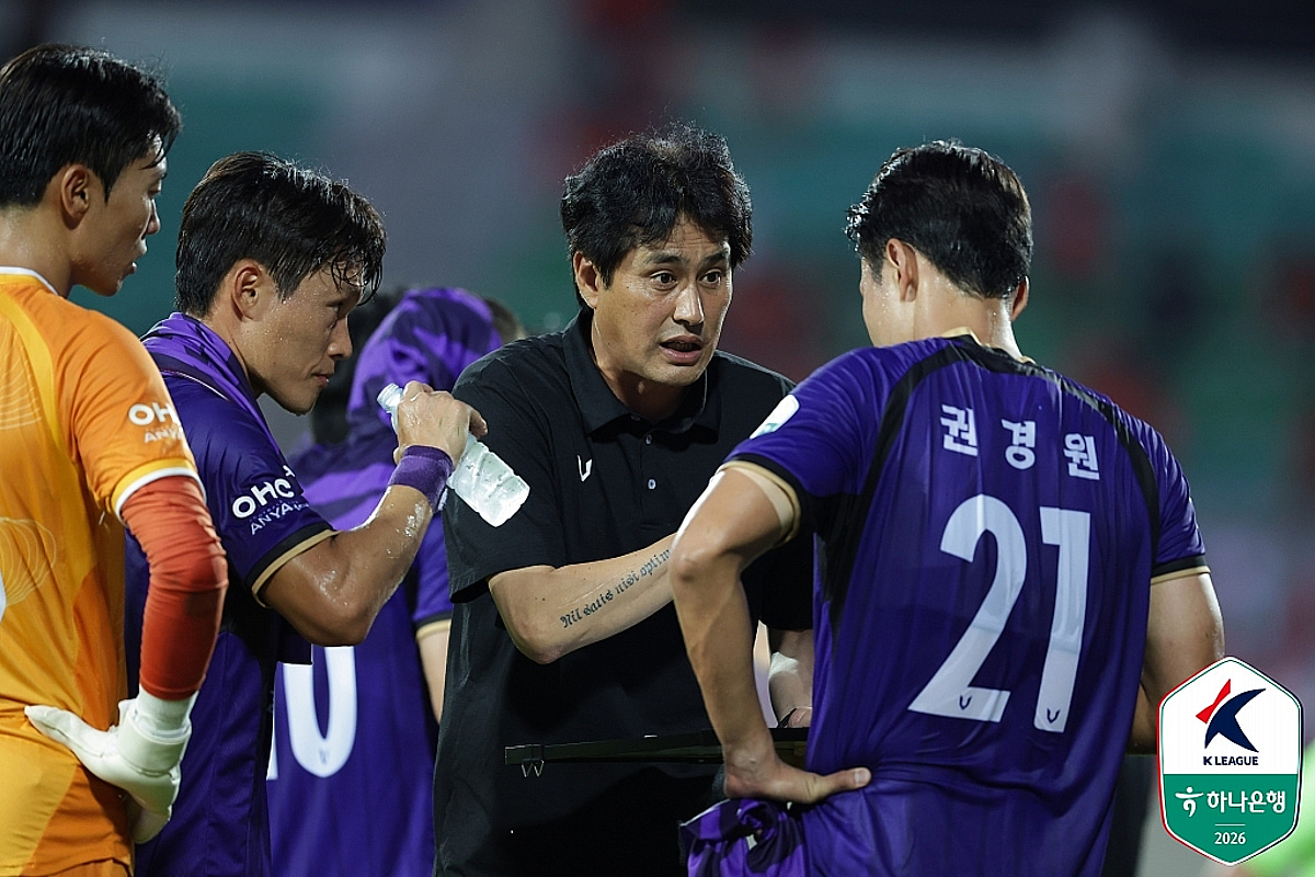 "100% 아니다, 무려 120%... 선수들 덕분에 이겼다" 유병훈 감독, '9경기 무패' 강원 격파에 '감격' [안양 현장]