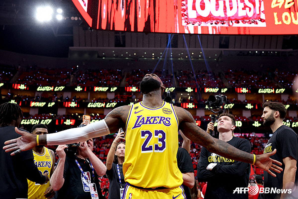 르브론, NBA 역사상 최고의 '헐값 계약'... 현지는 여전히 충격 "12경기 뛴 백업과 같은 연봉"