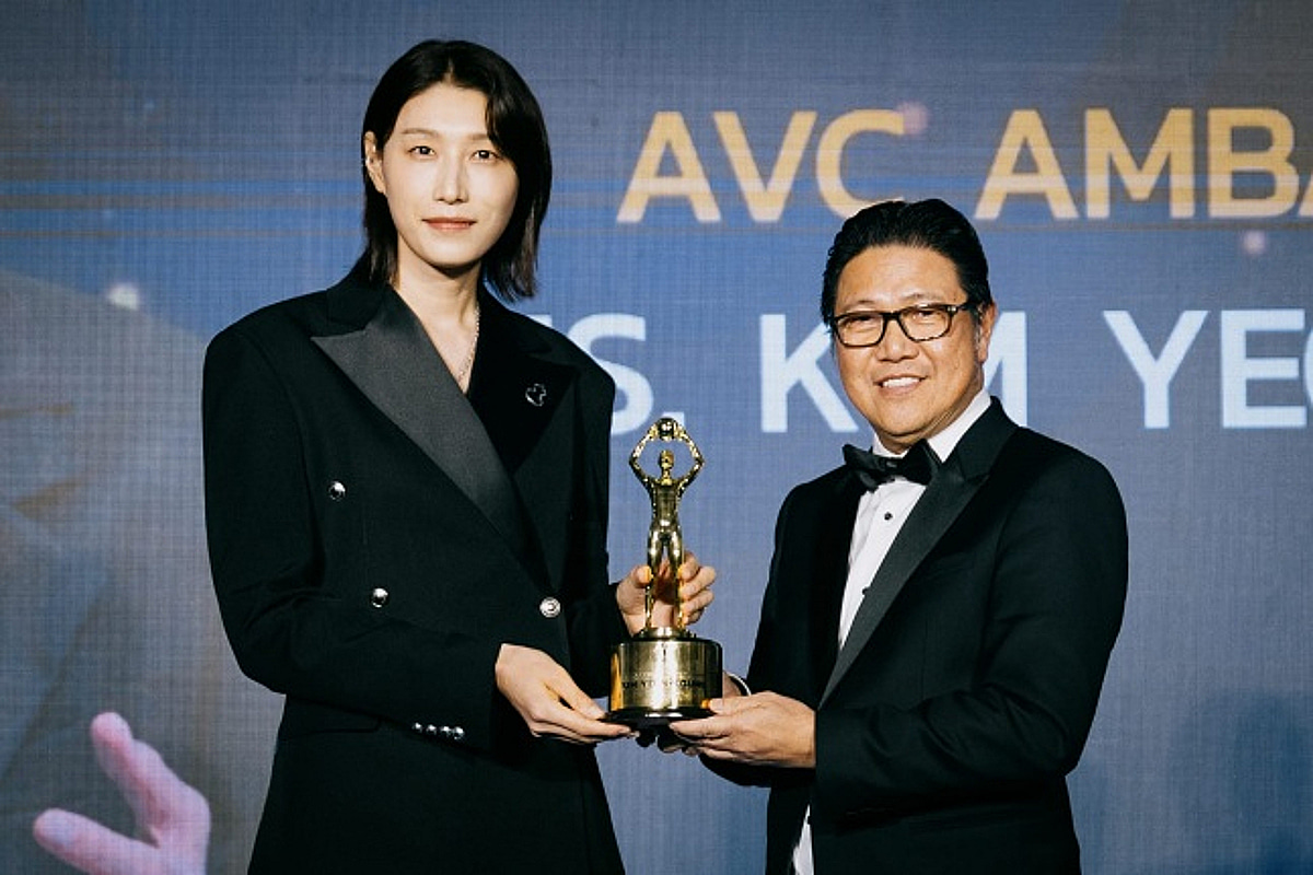 [오피셜] '코트 떠나도 G.O.A.T' 배구 황제 김연경, 아시아배구연맹 초대 공로상 수상... "아시아 배구 정신 보여줬다"