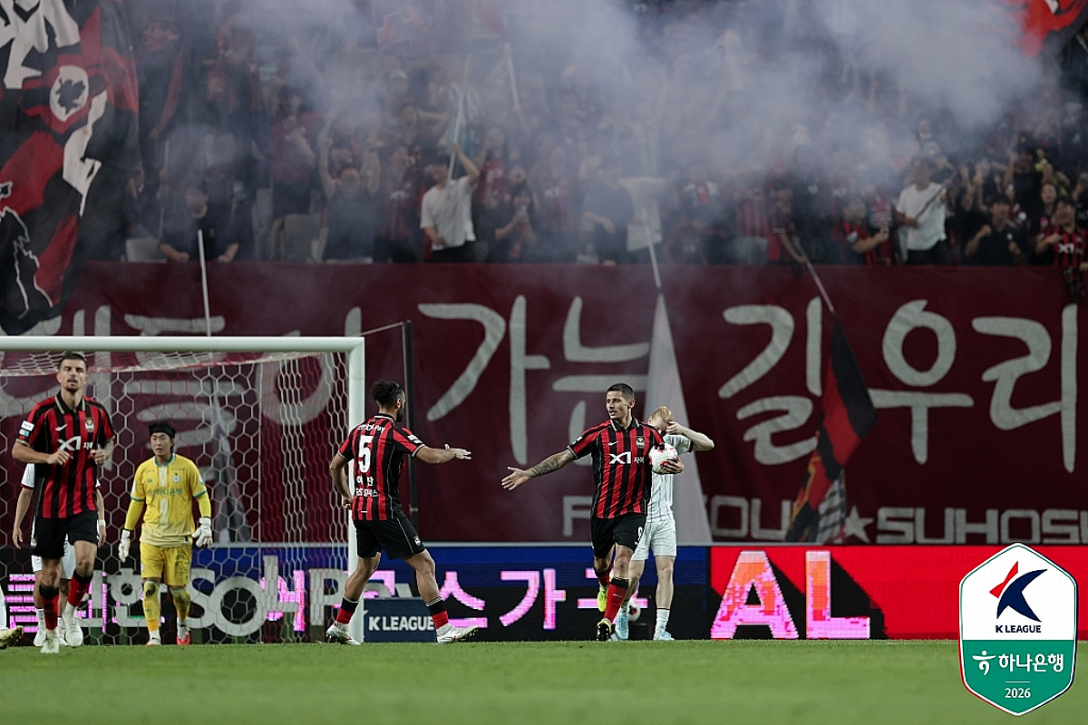 '영웅 등극' 송민규! 패색 짙던 막판 동점골→역전골 大폭발... 서울, 대전에 4-2 '짜릿 막판 뒤집기' 역전승 [상암 현장리뷰]