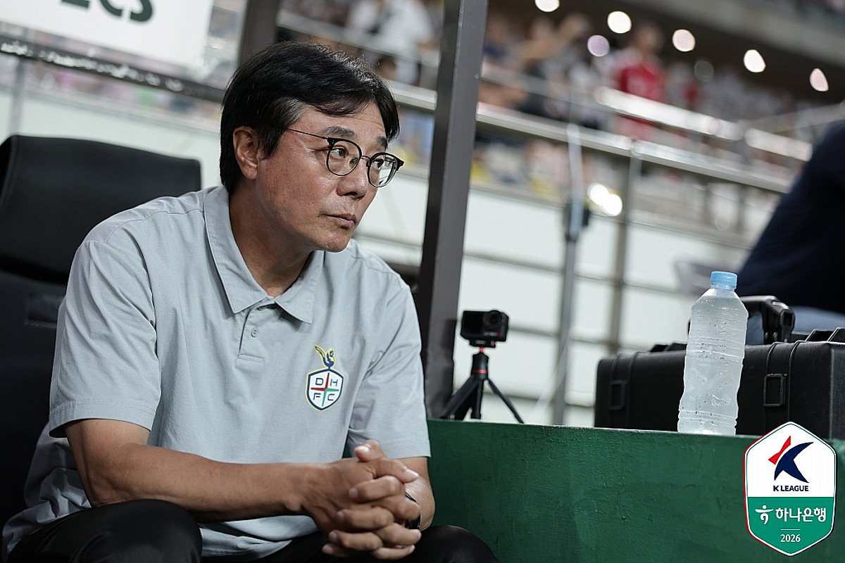 '역전패 책임 떠안은' 황선홍 감독 "모두 제 판단 미스, 선수들에게 미안하다"... '전술 패착' 인정 [상암 현장]