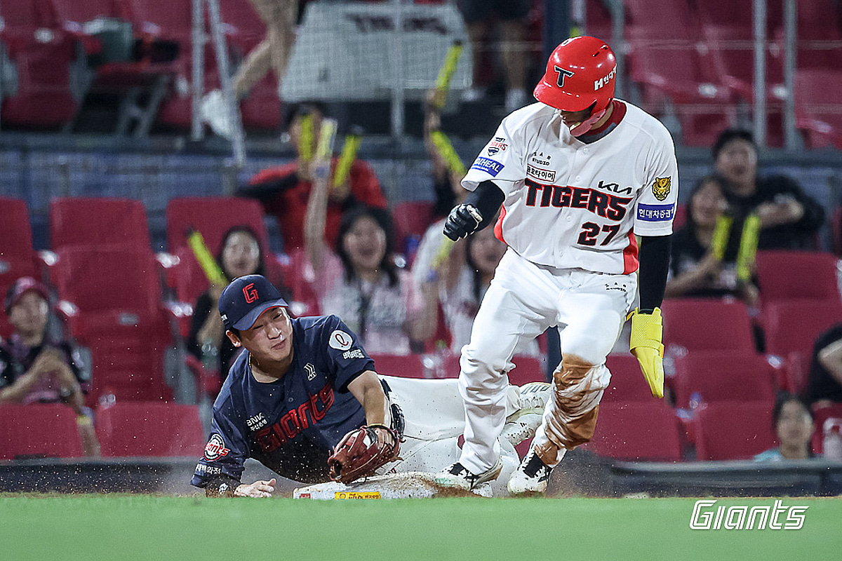 'KBO 불문율 지키려다 대참사 나겠네' 김태형-이범호 감독이 직접 말한 '8회 11점 차' 수건까지 던졌는데...