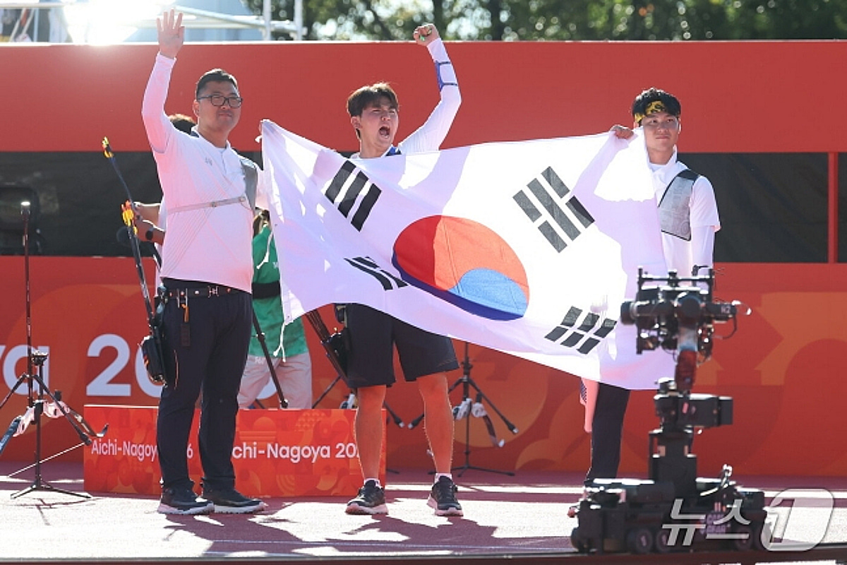 '압도' 김우진-김제덕-이우석, 양궁 男 단체전 인도 꺾고 대회 2연패... 세계최강 자존심 지킨 '10회 우승' [아이치 나고야 AG]