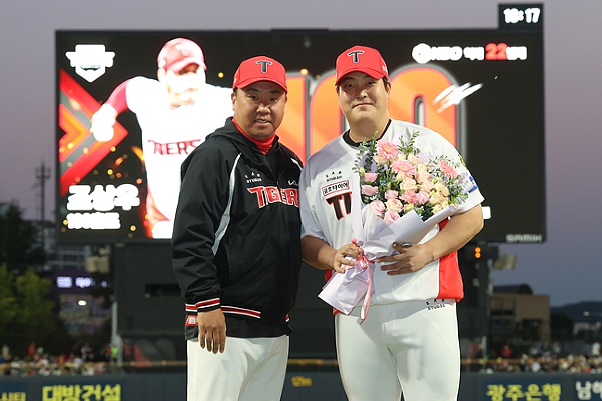 KIA, 조상우 통산 100홀드 달성 시상식 개최... 타이거즈서 47홀드 수확