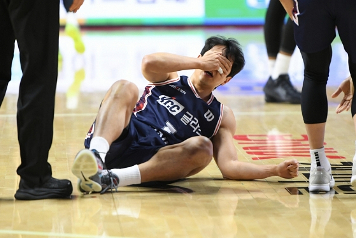 '코뼈 골절' 허훈, "수술은 잘 마쳤지만" 부상 복귀 시점은... 'PO행 절실' KCC 운명 걸렸다