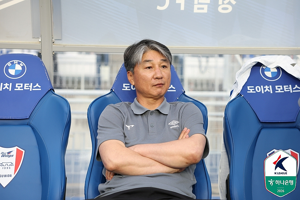 '33분 만에 수원 퇴장→0득점 패배' 전경준 감독 "어떻게든 골 만들어보려 했는데..." [수원 현장]