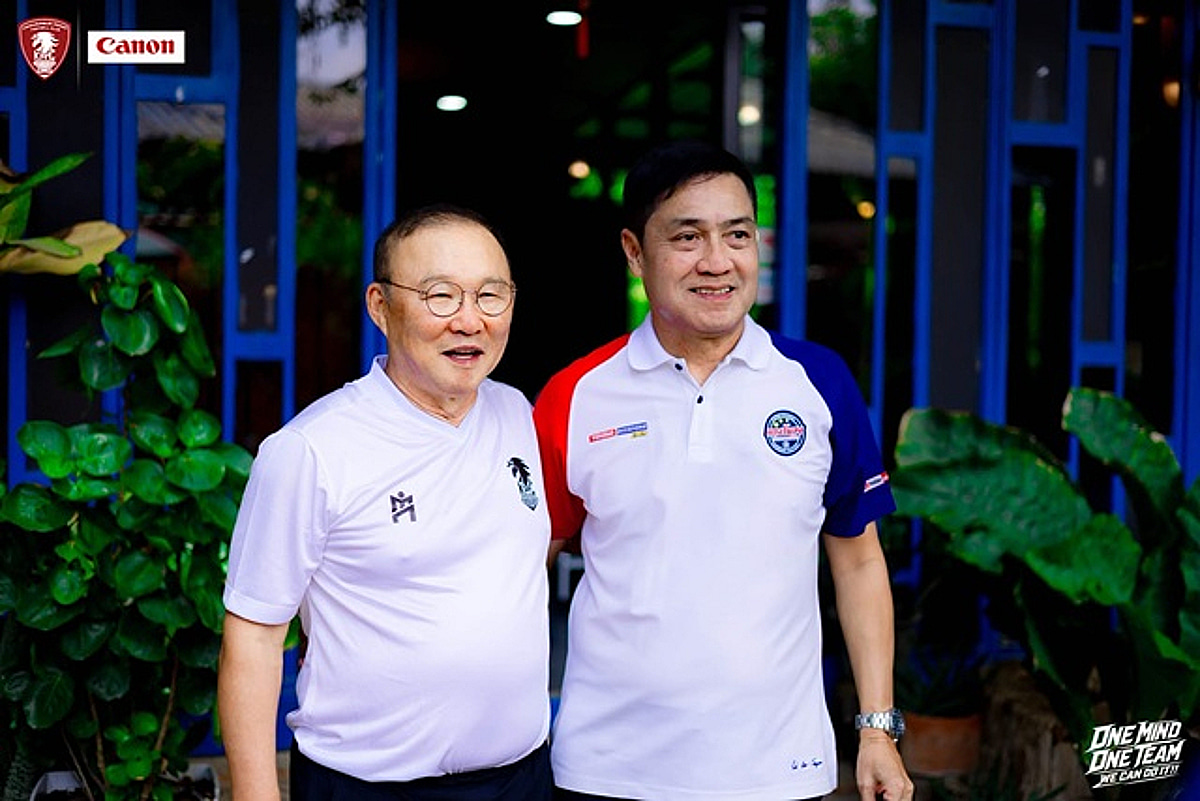 박항서 감독, '40년 전 우승 동료' 피아퐁과 감격 재회... "한국·태국 축구 함께 발전하길"