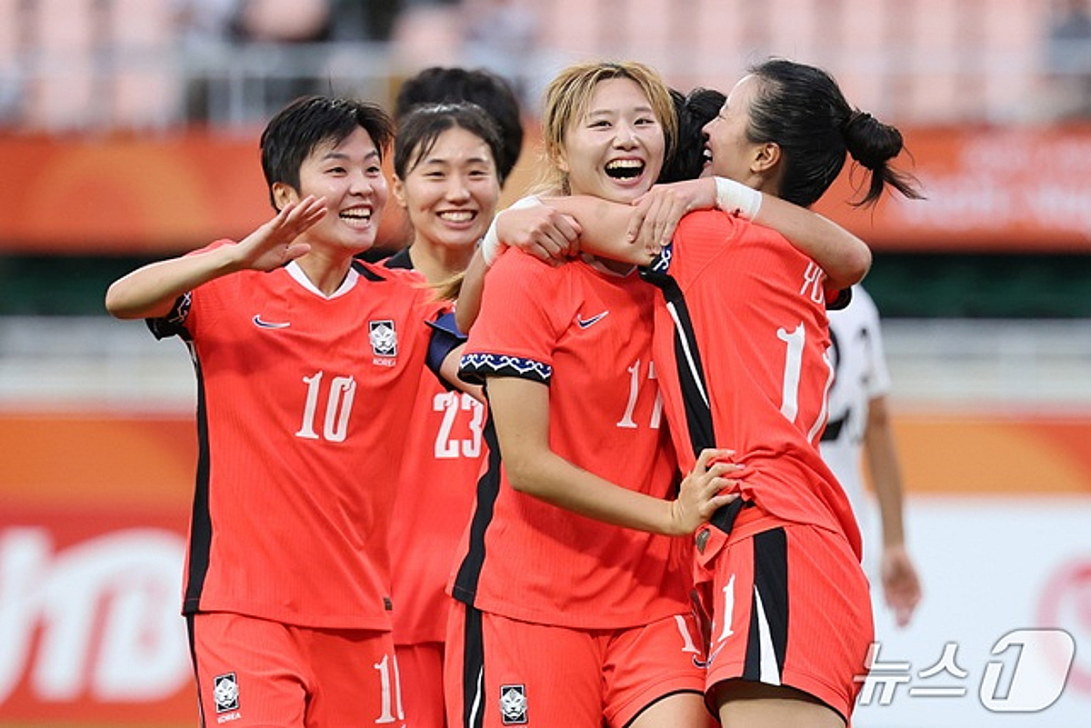 '다음은 일본이다' 韓 여자축구 8년 만의 4강 진출... 윤수정 해트트릭+최유리 멀티골, 우즈벡에 6-3 대승 [아이치 나고야 AG]
