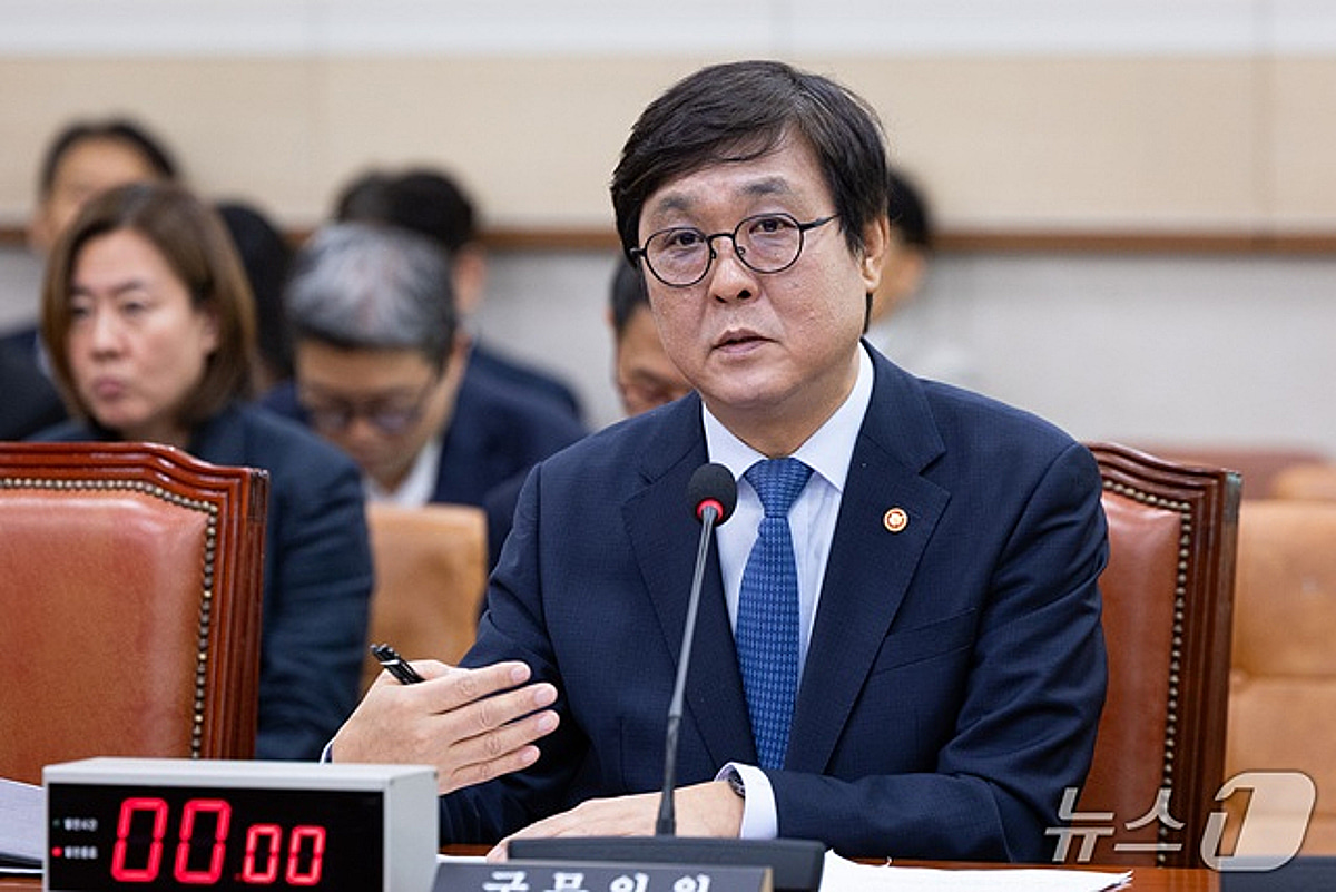 "AG 金, 프로선수 병역 해결 티켓 아니다" 국감 지적까지... 최휘영 장관도 "축소하는 방향으로 갈 수밖에"