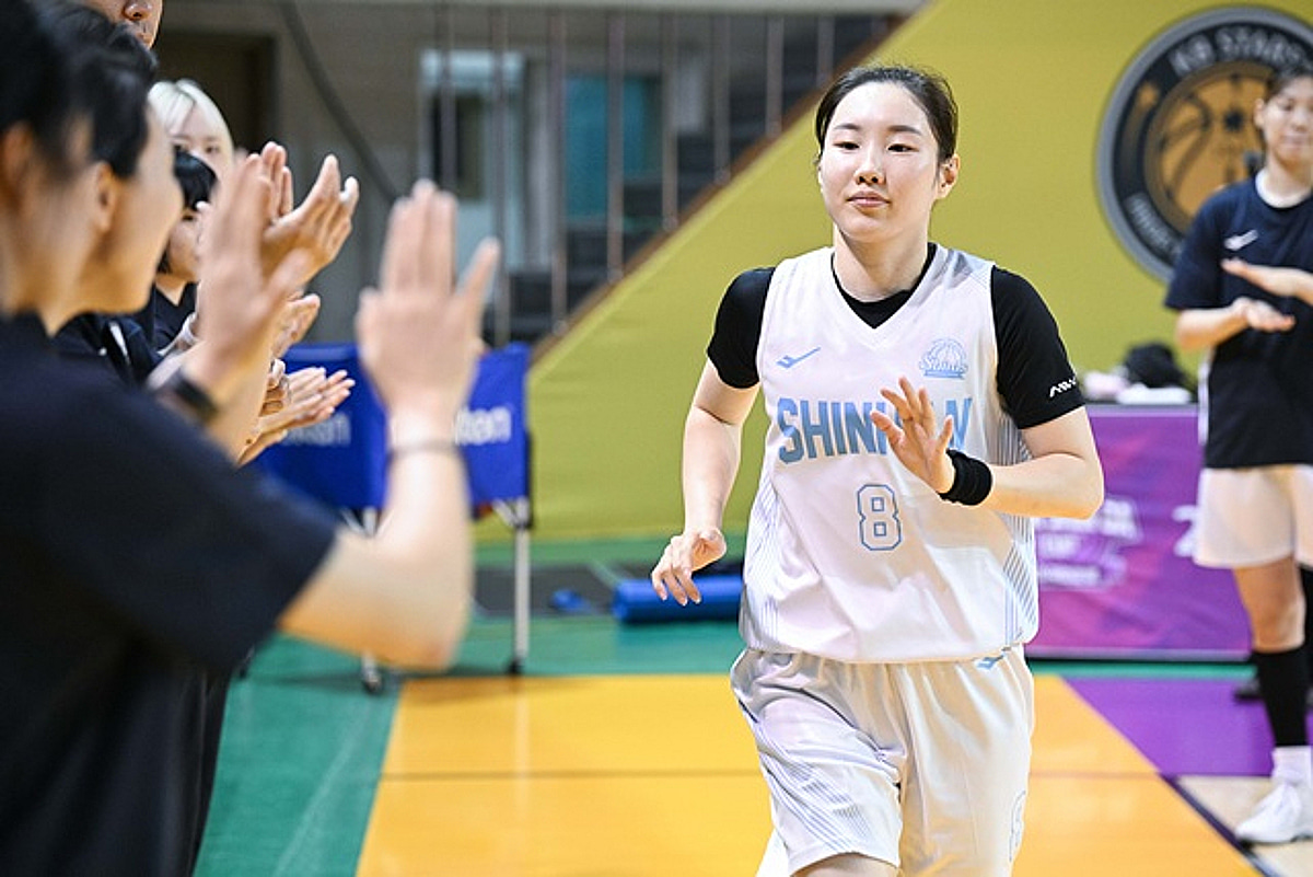 [청주 현장리뷰] '첫 4강에 3위까지 따냈다' 김지영 트리플더블급 활약... 신한은행, KB 완파하고 박신자컵 유종의 미