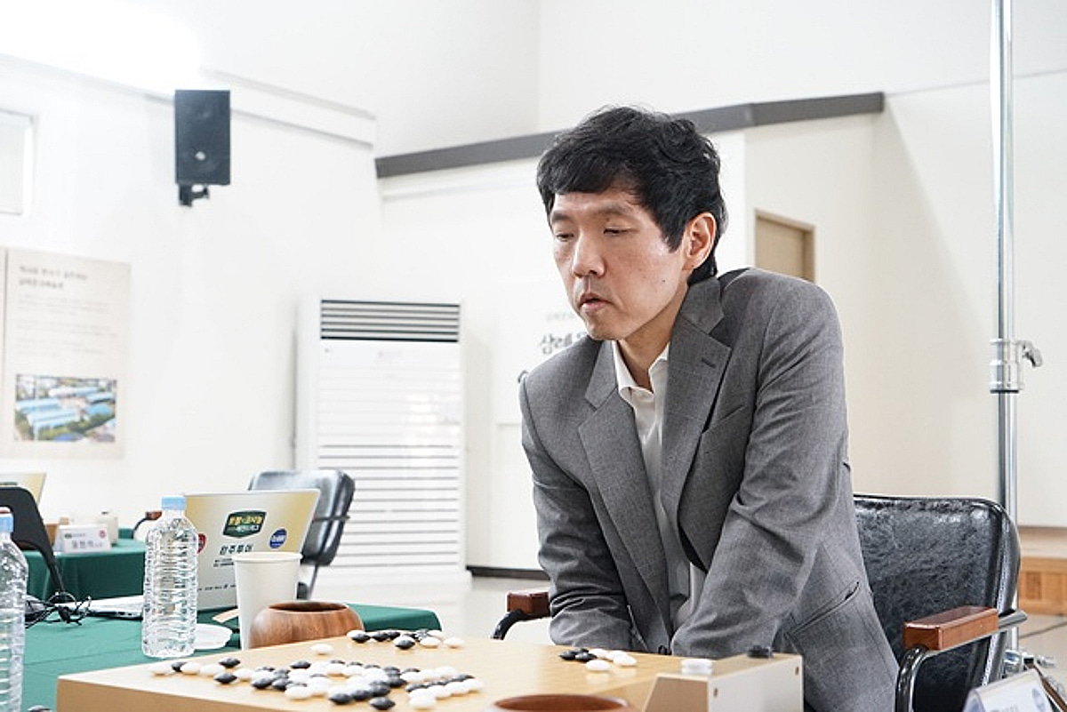 '바둑 전설' 이창호, 세계 최초 새 역사 썼다! 무려 2000승 금자탑... 입단 40년 2개월 만에 '위대한 업적'