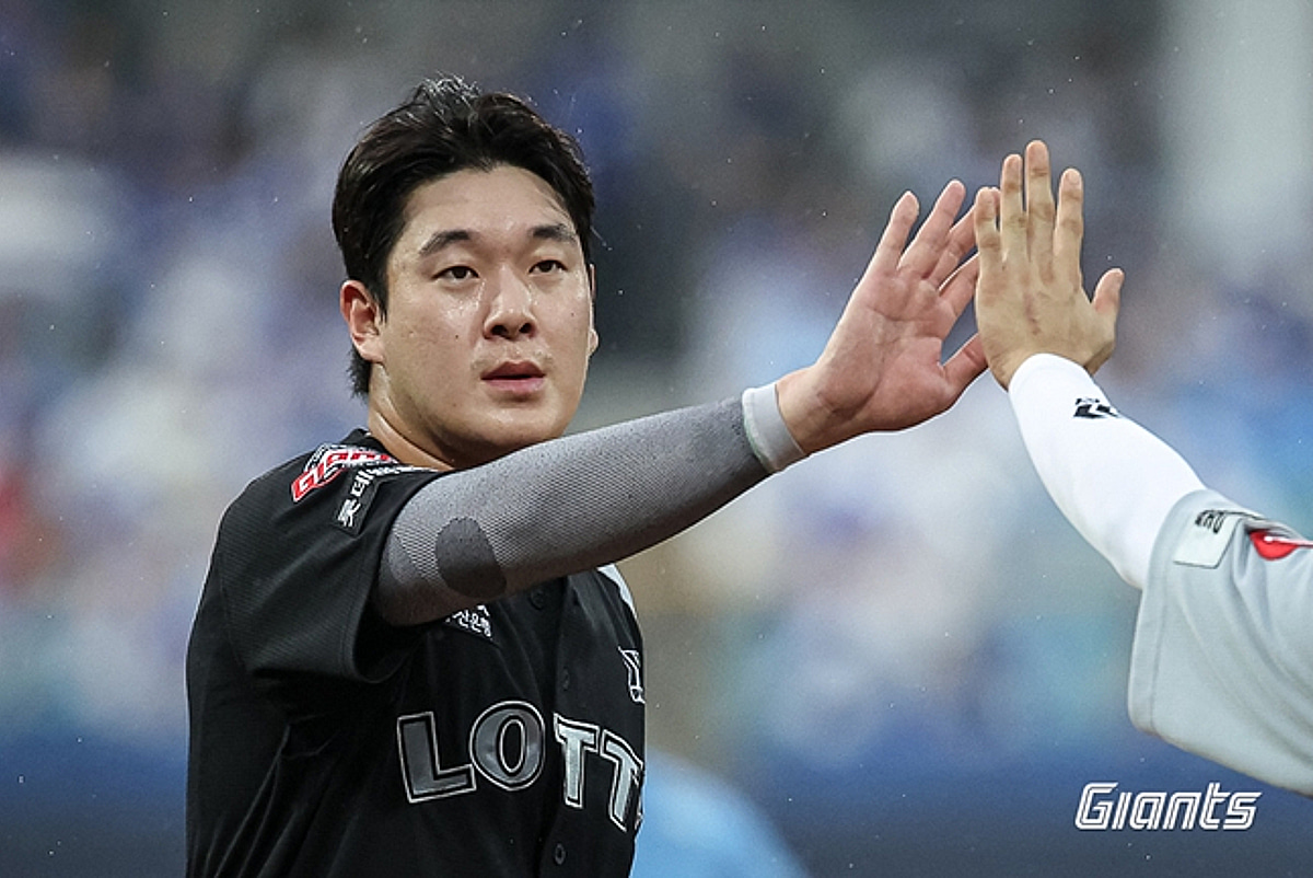 '3안타 맹타' 나승엽, 1군 복귀전 대성공! "초심과 간절함으로 집중→2군 감독님·코치님께 감사"