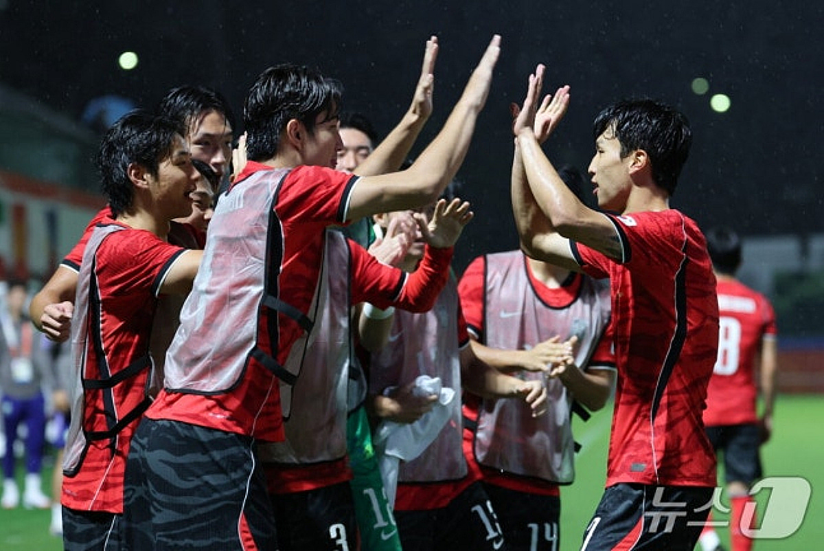 '단 1경기 만에' AG 축구대표팀, 8강 진출 조기 확정... '사상 첫 4연속 金' 순항