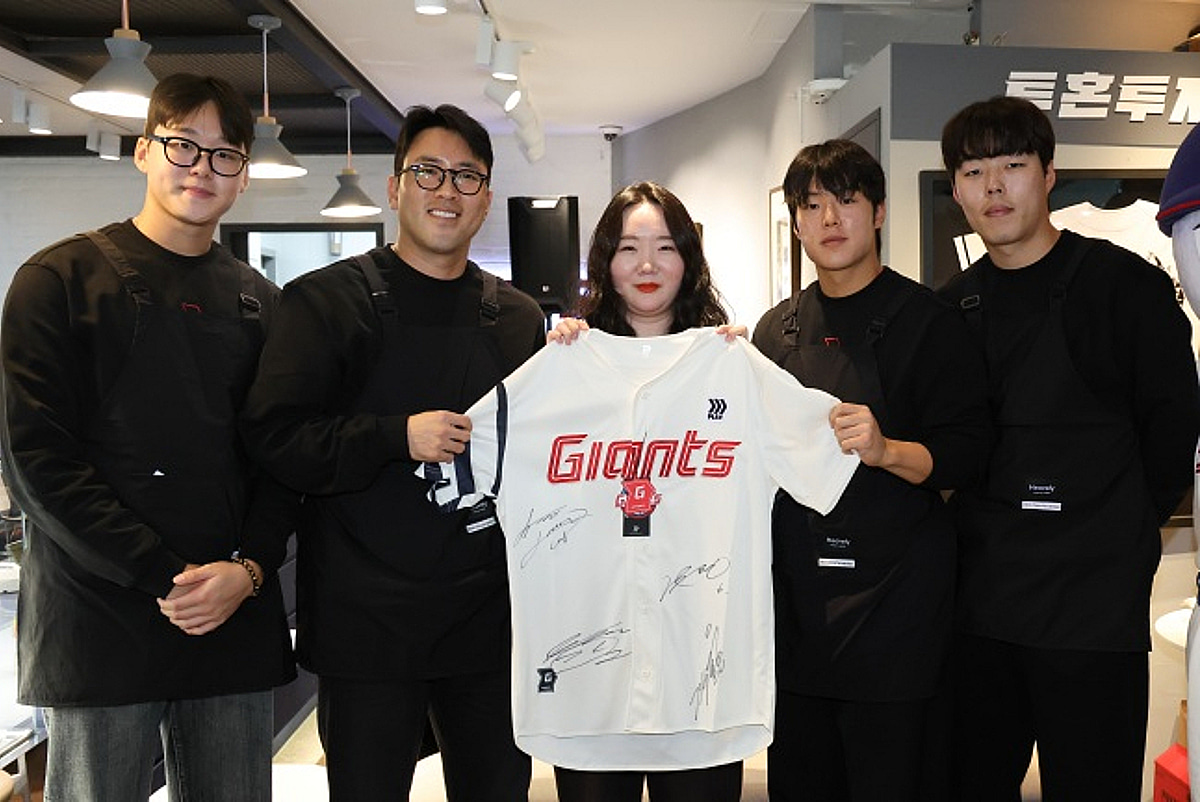 '전준우·김원중이 바리스타로' 롯데, 발달장애인 자립 돕는 제3회 드림 카페 개최