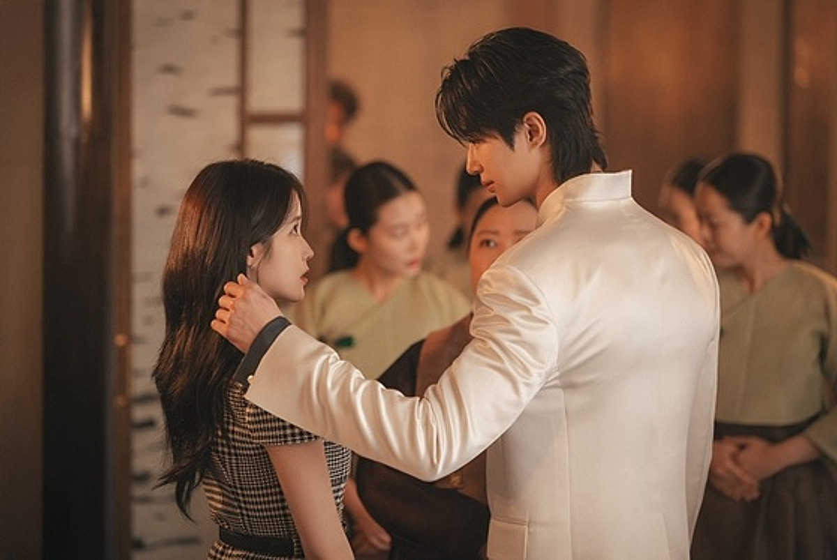 아이유, 변우석과 만남 처음 아니었다 "10년 전 스치듯 호흡" [21세기 대군부인]