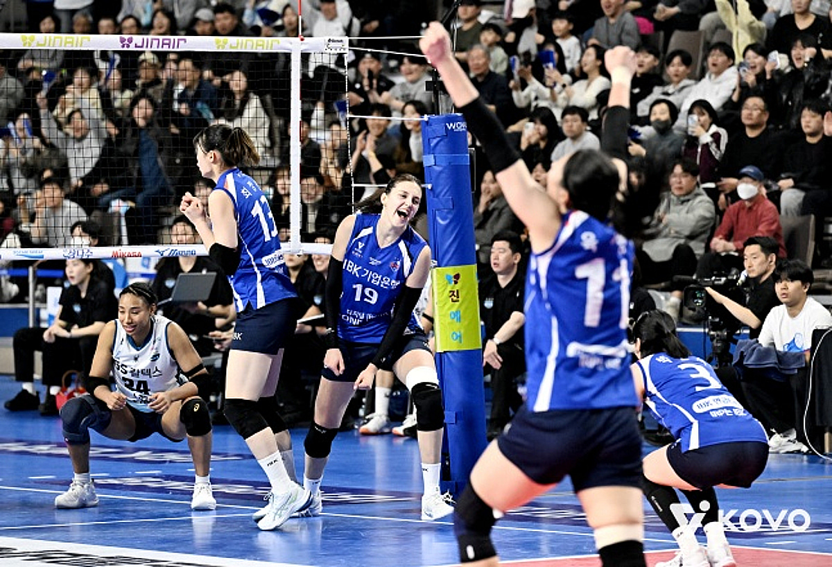 '봄배구 경쟁 끝까지 간다' IBK 기업은행, GS칼텍스에 셧아웃 완승! 남녀부 최종전서 4위 가린다 [V리그 종합]