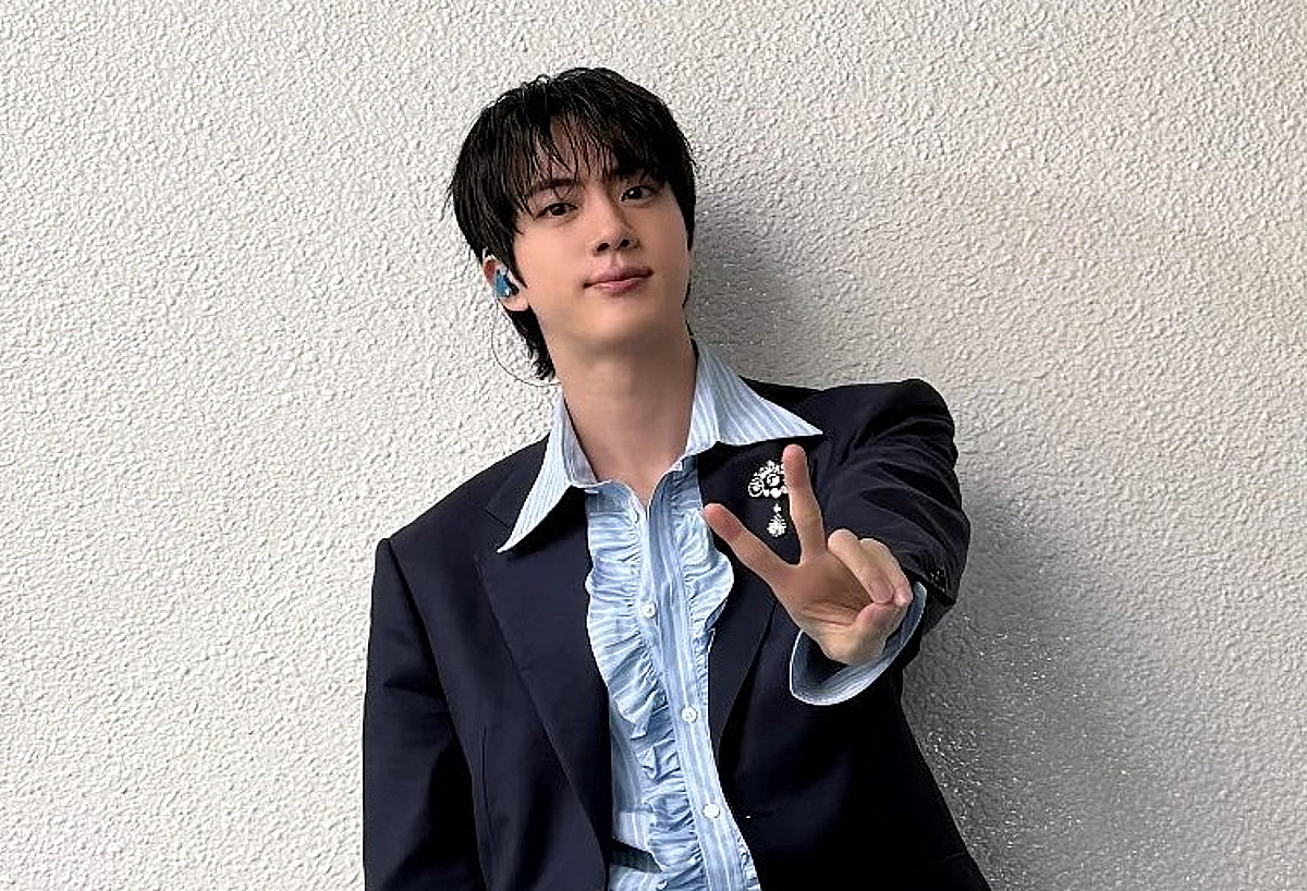 '비주얼킹' 방탄소년단 진, 'SWIM' 수영장 버전 라이브 사진 공개..미모→음색 '완벽 비율'