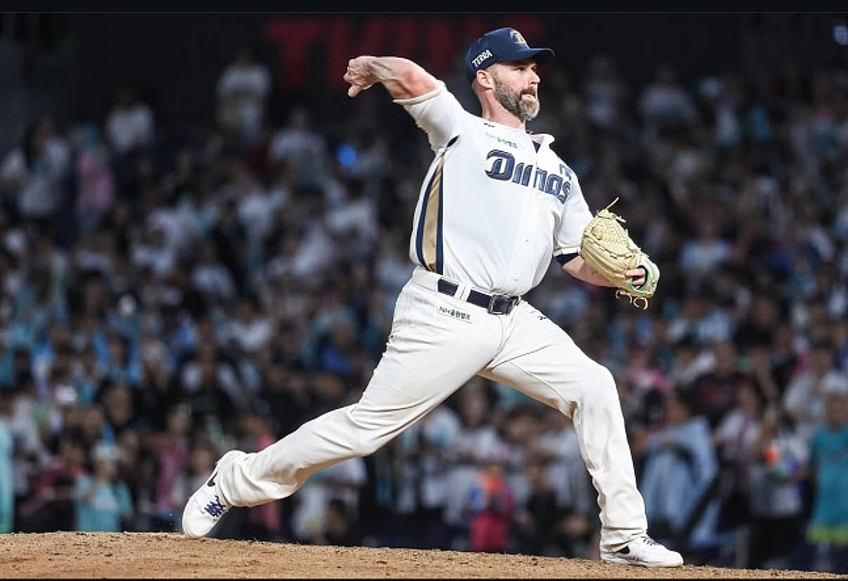 'KBO 최초 야수 등판 외인' 팀에 헌신했던 데이비슨, NC도 '극진히' 예우했다