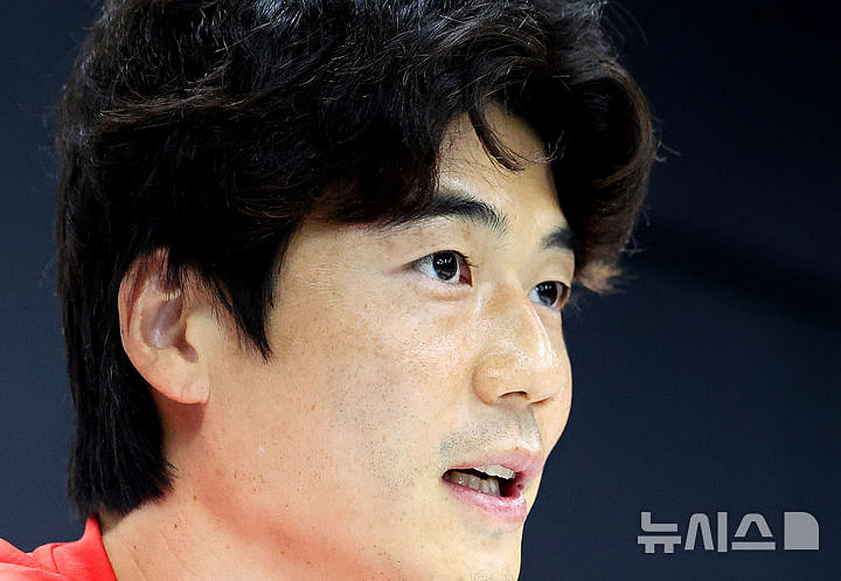 "나부터 반성한다" 고개 숙인 전 캡틴 기성용, 韓 축구 참사에 던진 '책임론'... "과연 난 뭘 했나, 축구인들 각성해야"