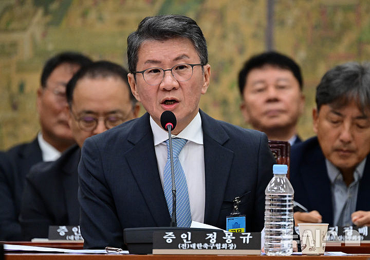 '피의자 신분' 정몽규, 홍명보 선임 논란 경찰 출석... "부당 개입 전혀 없었다" 주장