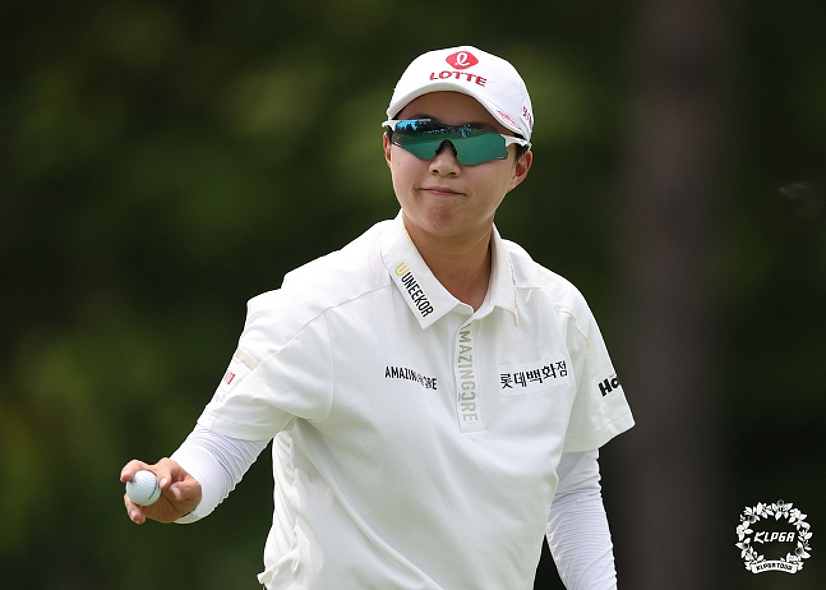 "안 좋은 컨디션에서도..." 그래서 더 대단한 김효주, 2R도 2위 수성... 문정민 선두 점프 [KLPGA]