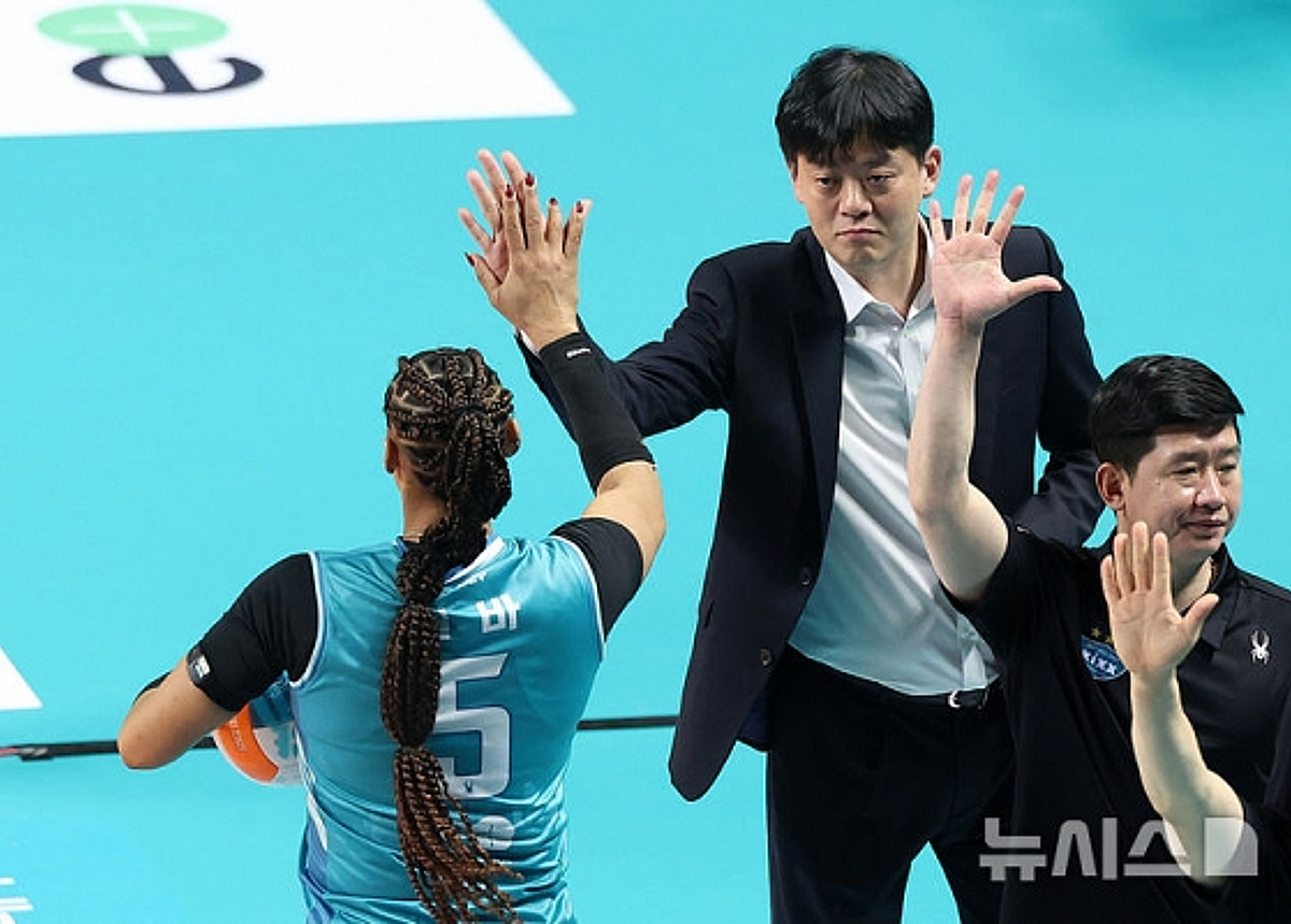 "수원 갑니다!" 이영택 감독, 흥국 꺾고 '사자후'... '42점 맹폭' 실바 향해 "우리의 소중한 무기" [장충 현장]