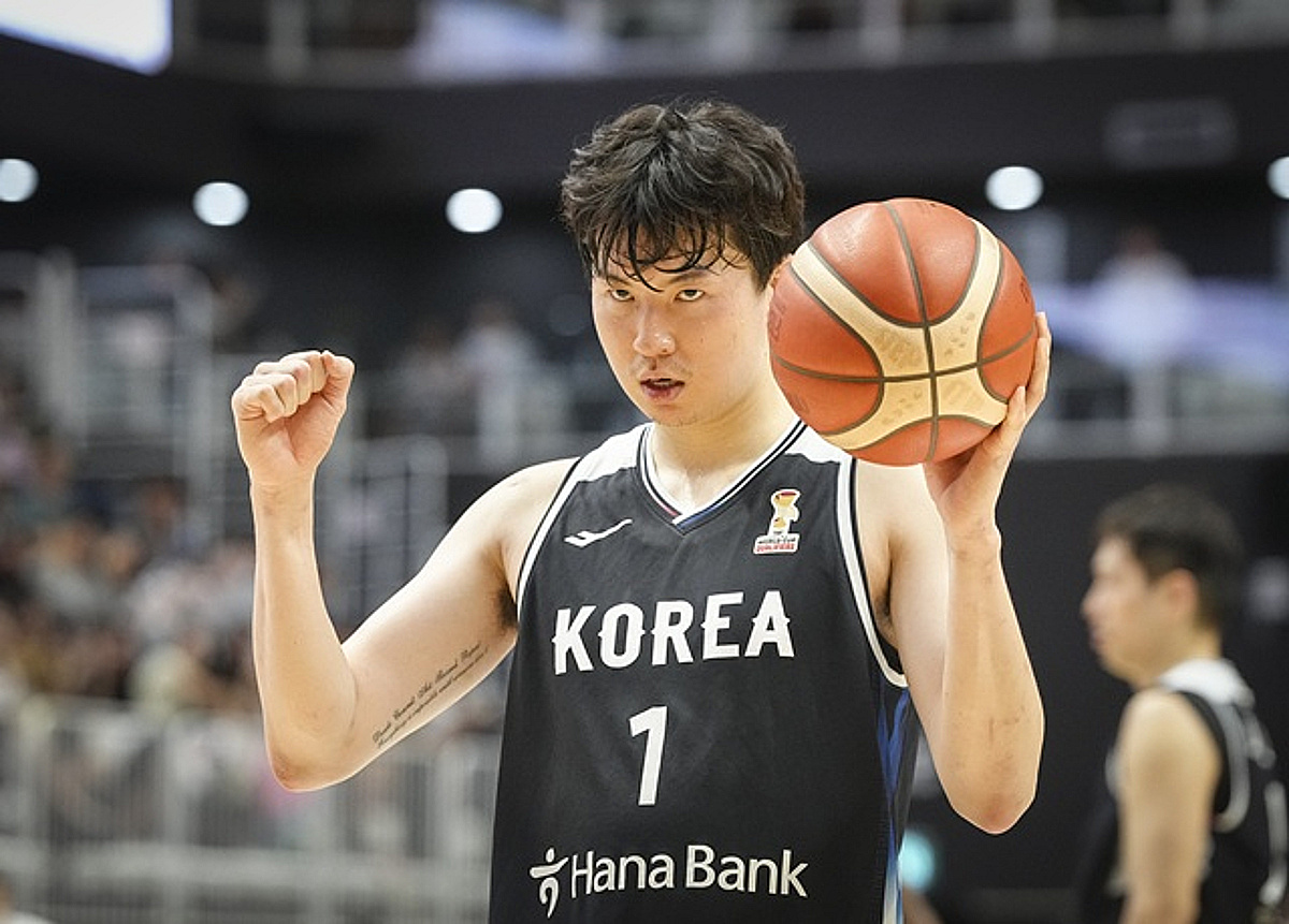 이현중 또 미쳤다! '사우디 23점→인도네시아 24점' 혼자 2분 만에 10점 넣기도... '유기상도 3점슛 7방' 韓농구 54점차 대승