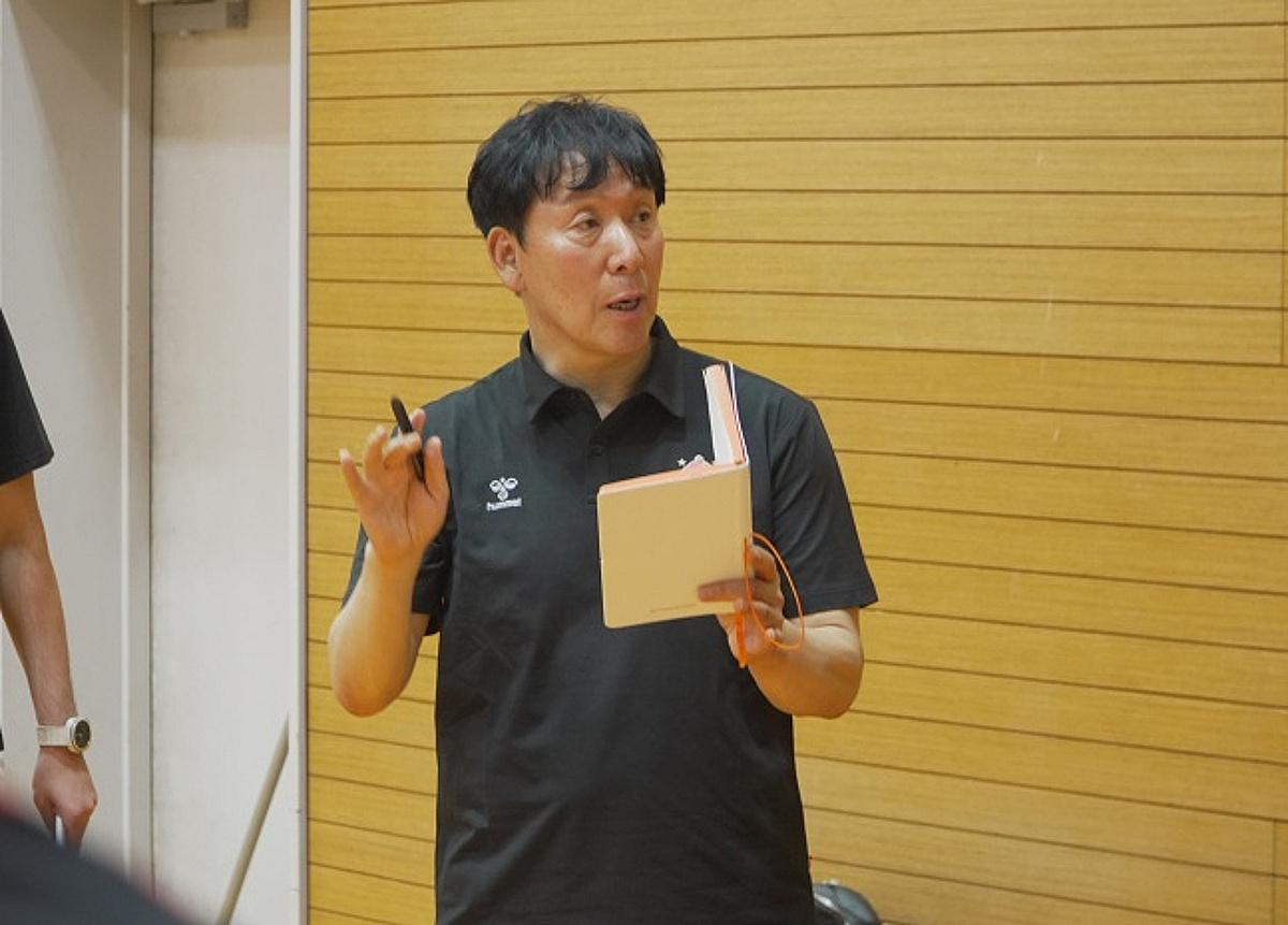 "일본 배구 보고 스스로 깨우쳐야" 신영철 감독 강조한 '시각적인 배구' 뭐길래... OK저축은행, 새 세터-외인 조합 맞춘다