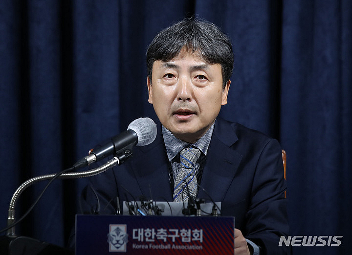 정몽규·이임생과 '중징계 대상' 김정배 부회장 경찰 출석, 홍명보 선임 개입 의혹 조사