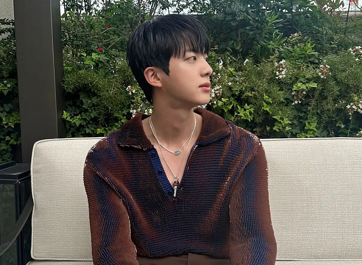 방탄소년단 진, '세계 4대 패션위크 화제의 순간 톱5' 유일 男아이돌..W KOREA