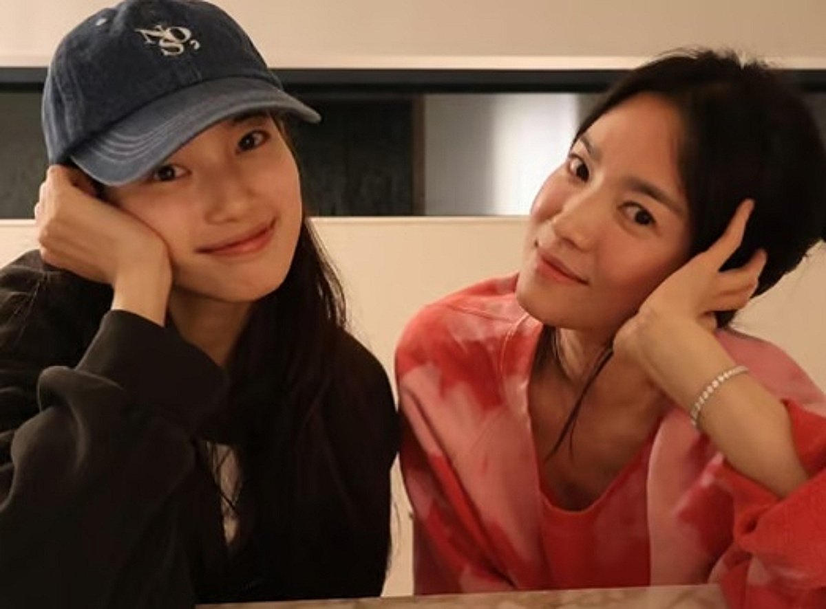 수지·송혜교, 같은 옷 입은 예쁜 절친 [스타이슈]