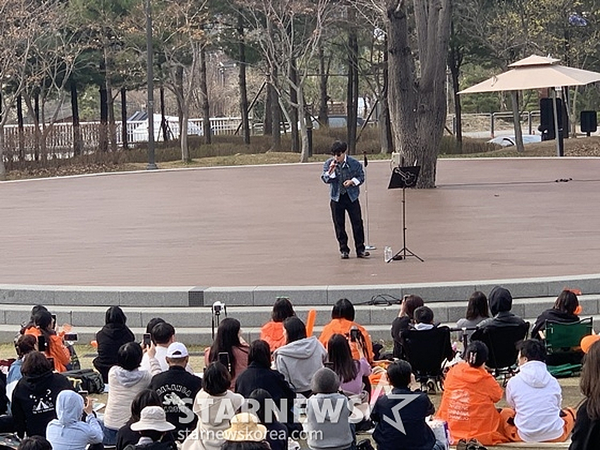 김동완, 거리로 나왔다..논란 속 버스킹 현장 '주황빛 물결' [스타현장]