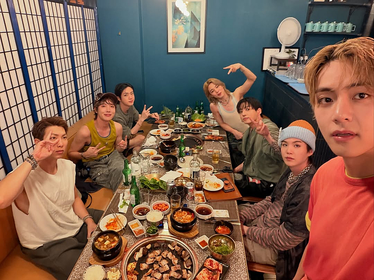 방탄소년단도 삼겹살+소주는 못참지..완전체 회식 인증샷 [스타이슈]