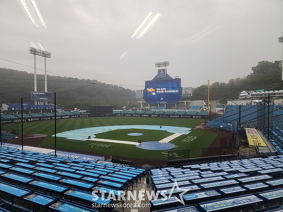 '오락가락 날씨' 대구 롯데-삼성전 끝내 우천 취소! 18일 선발 예정대로 페덱→롯데는 나균안 [대구 현장]