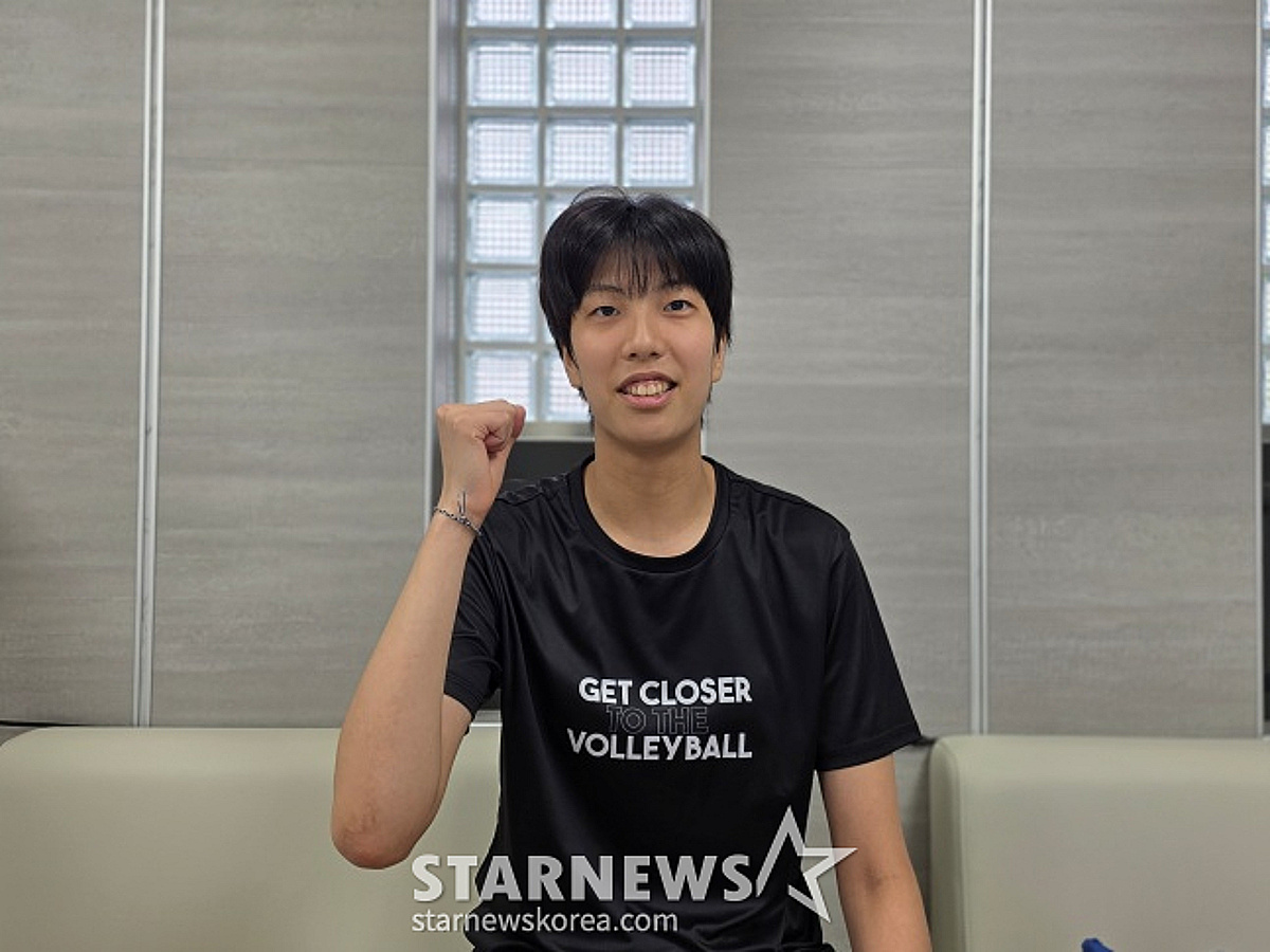 "제가 위에서 다 때릴게요" 김연경 보고 공 잡은 박서윤, 19년 만의 銀 이끈 194㎝ 여고생 에이스 성장했다 [인터뷰]