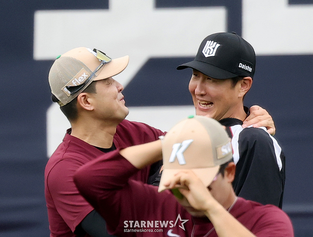 [포토] '외야까지 달려와 김수경 코치에 인사하는' KT 유한준 코치