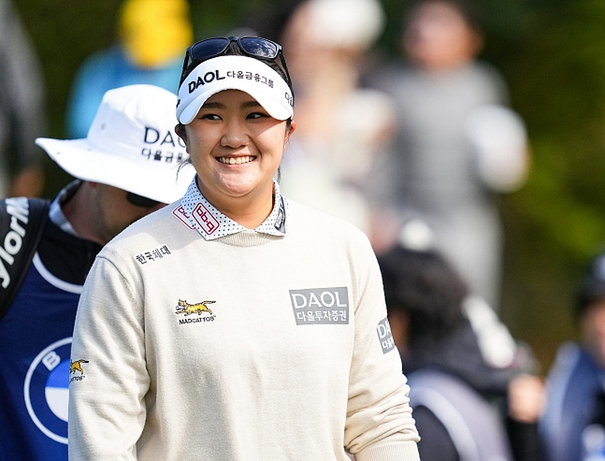 '세계 3위 클래스' 유해란, '이글 2개 폭발→BMW 챔피언십 2R 단독 선두 도약 [LPGA]