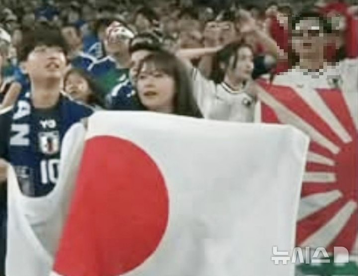 '최악의 불청객' 욱일기 등장, 선 넘은 日 관중... 4-0 이겨놓고 욕먹는 이유 "부끄럼이 없다"