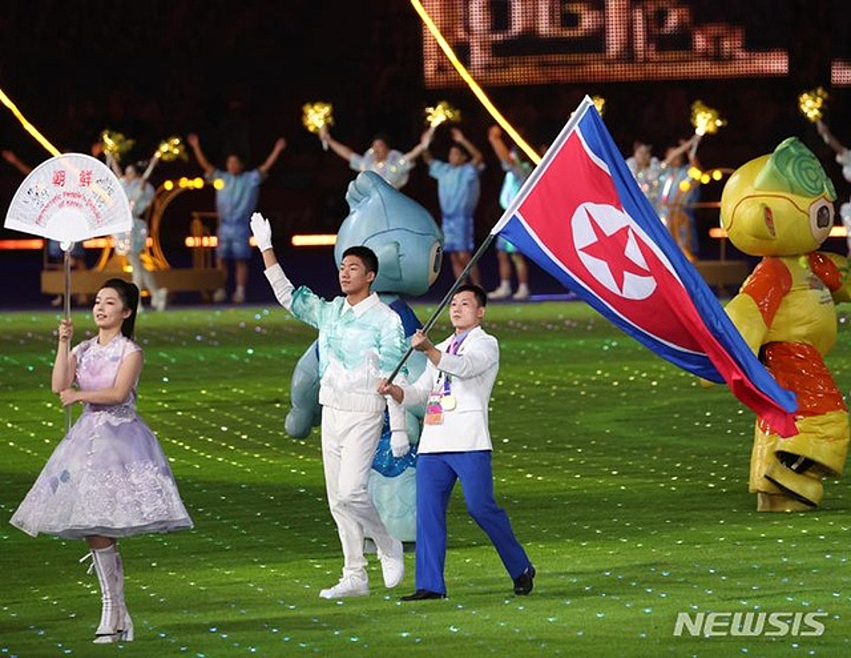 日도 놀란 北 선수단 환영 열기 "100명이나 몰렸다"... 북한 선수들 웃으며 손 흔들고, 꽃다발 받았다