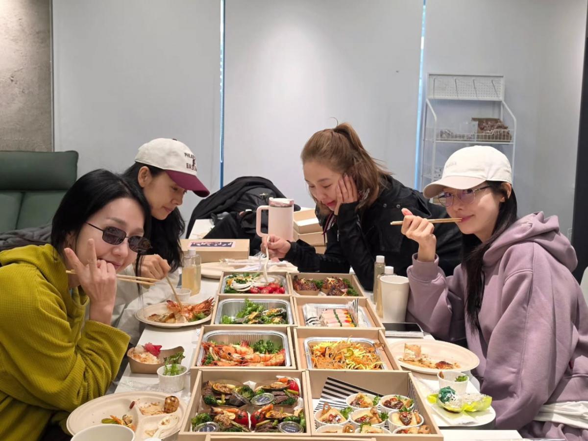'21년만 완전체' 핑클 4人, 콘서트 연습+팬들에 산해진미 조공 받고 '화기애애' [스타이슈]