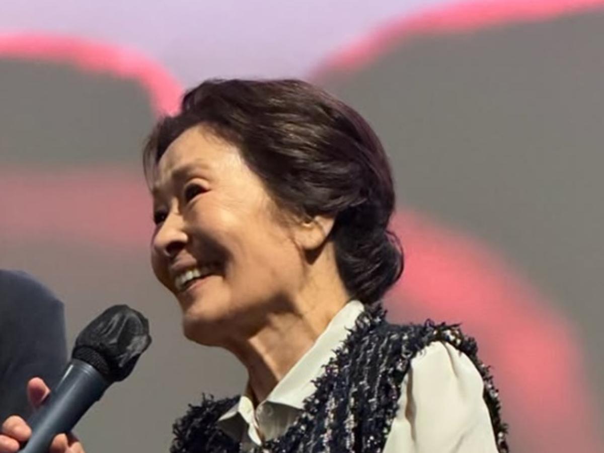 '건강 이상설' 85세 김혜자, 부축 없이 관객과 인사..환한 미소도 포착 [스타이슈]