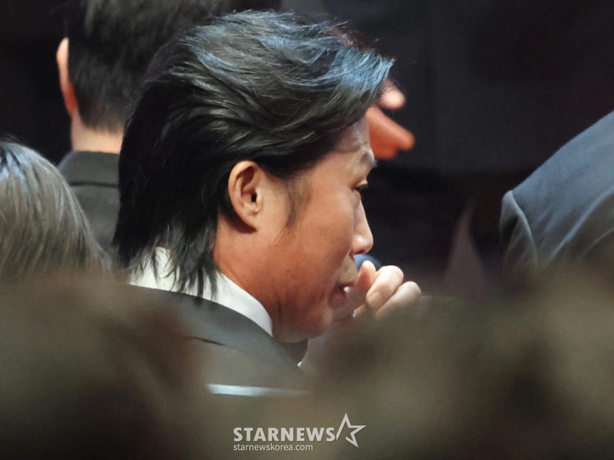 '대통령 표창받는' 유해진, 무거운 표정 포착..시상식 무사히 참석 [스타이슈]