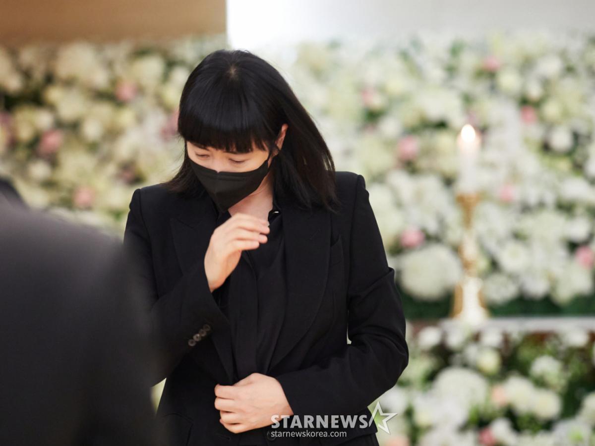 김혜수, 故최불암 빈소 조문..눈물로 퉁퉁 부은 눈 [스타현장]
