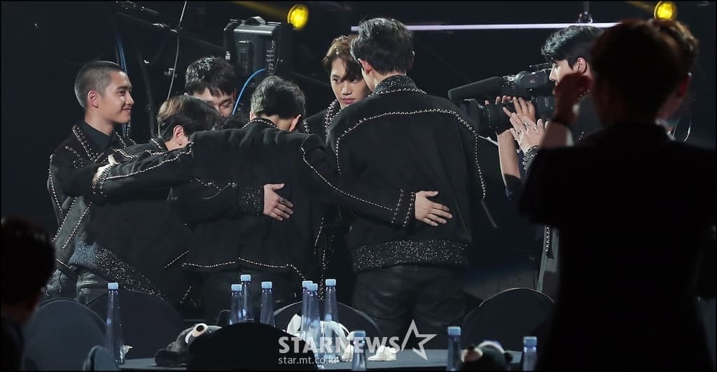 [★포토]엑소, '대상 호명에 자축'
