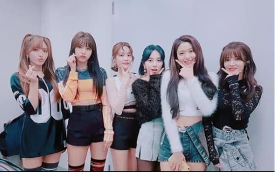 'AAA 뉴에이브상' 김설현, AOA 멤버들과 함께 감사 인사