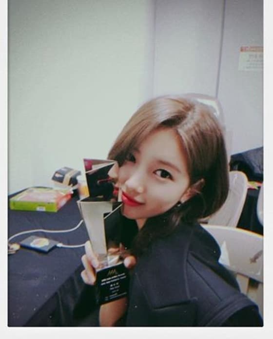 배수지, AAA 셀러브리티상에 감격 "나 상 받았어요!"