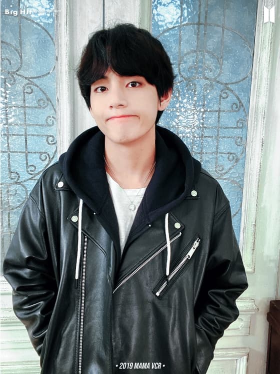 '얼굴 천재' 방탄소년단 뷔, 셀카 속 반전 매력..귀염+러블리+섹시 '뷔 이즈 뭔들'