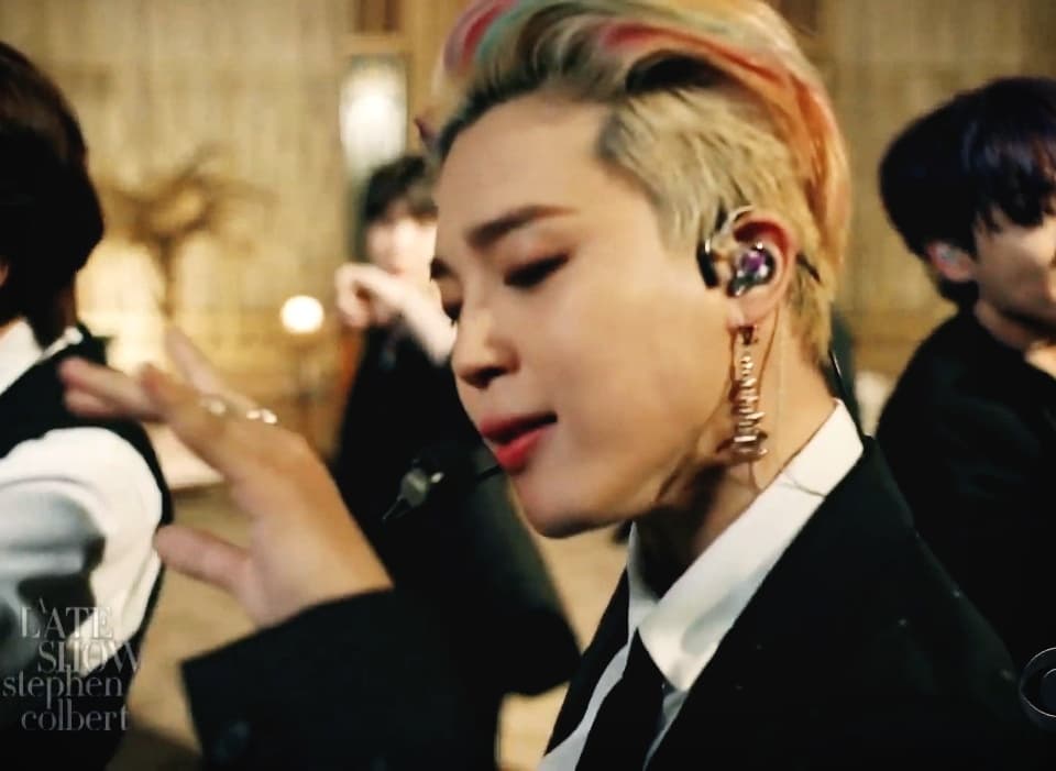 'JIMIN IT BOY' 방탄소년단 지민, 美콜베어쇼 전 세계 사로잡은 레인보우 섹시 카리스마..日유명인 랭킹 1위