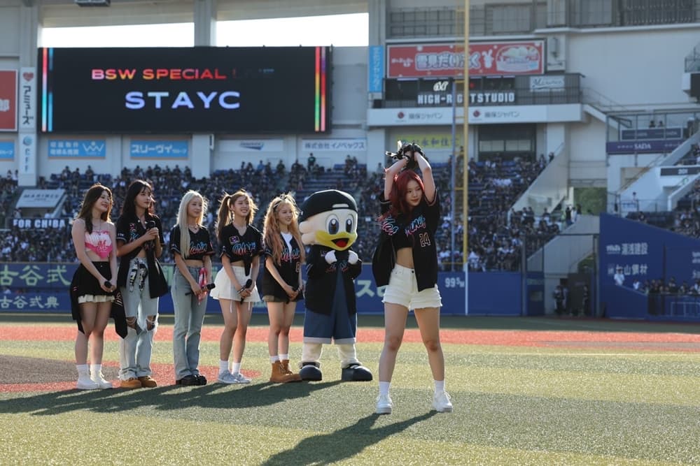 스테이씨, 日 치바 롯데 마린즈 홈경기 시구→'Teddy Bear' 특별 공연 '후끈'